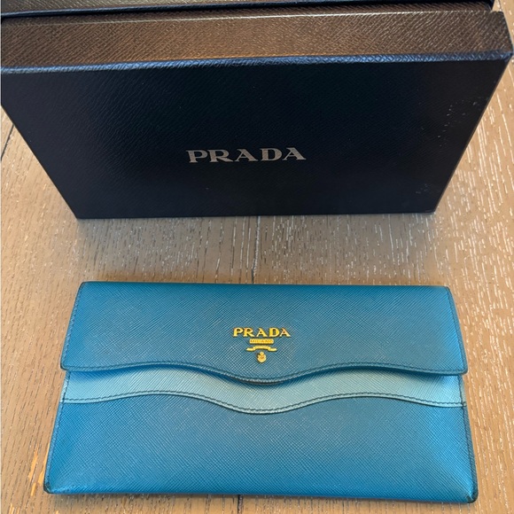 Prada Wave Continental Wallet Blue
Saffiano Leather - Picture 3 of 16